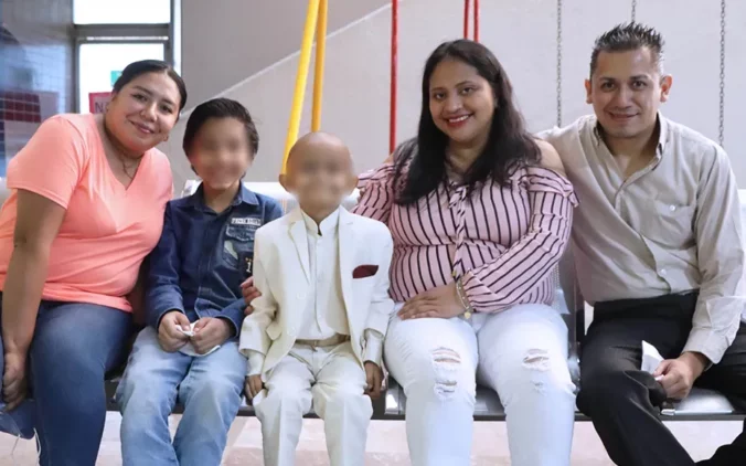 El primer trasplante de células madre en México salva la vida a un menor