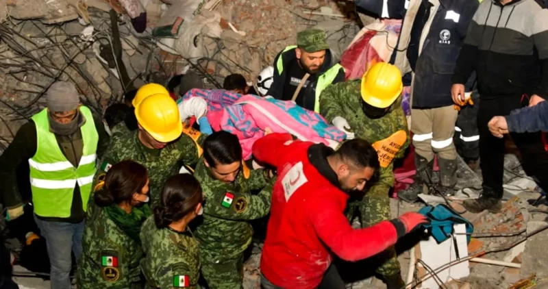 Video: Brigadistas militares mexicanos rescatan a una persona con vida y recuperan 3 cuerpos, en Turquía