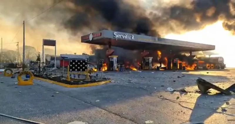 Videos: Explosión de una pipa en gasolinera de Tula, Hidalgo, deja 2 muertos, 4 heridos y diez vehículos calcinados. La causa: error humano 