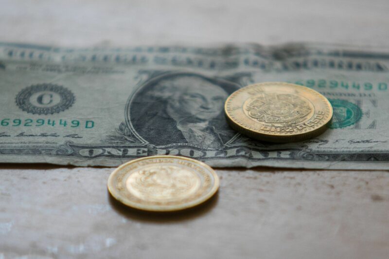 En medio de elevada volatilidad, el peso mexicano se impone al dólar