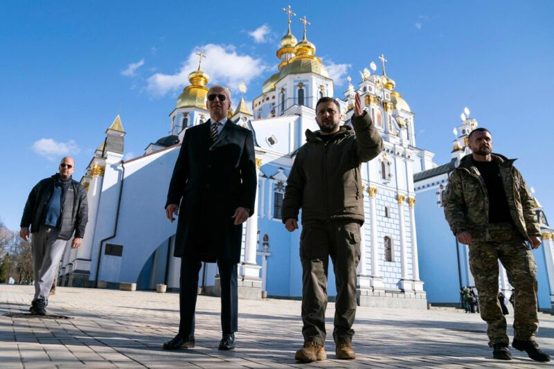 Video: Zelensky recibe a Biden en Kiev en medio de sirenas antiaéreas