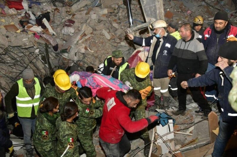 Video: Equipo mexicano ha rescatado 4 personas en Turquía; Ebrard anuncia donación de 6 millones de dólares a Siria