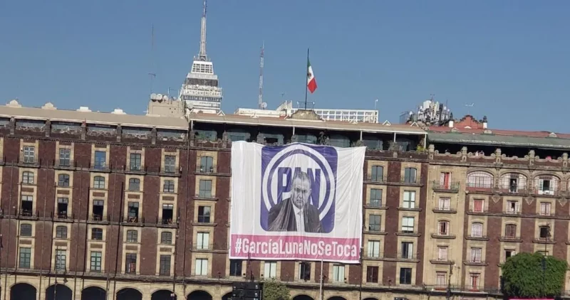 Aparece manta gigante en el Zócalo: “#GarcíaLunaNoSeToca”. Manifestantes la bajan