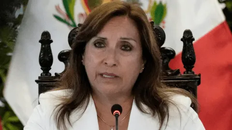 Presidenta de Perú anuncia “retiro definitivo” de embajador en México