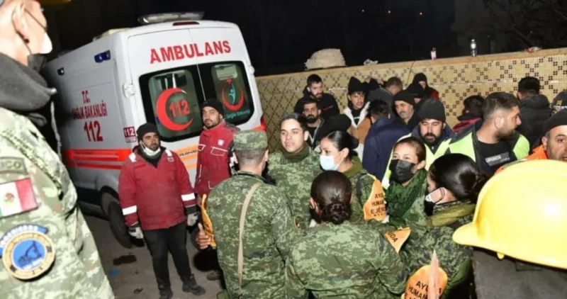 Videos: Rescatistas mexicanos han encontrado 3 personas vivas y 11 cuerpos en Turquía