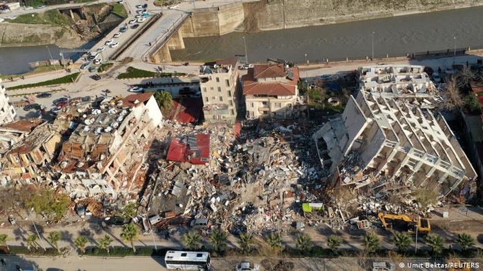 En Turquía: más de 45 mil muertos por el terremoto; buscan cadáveres en escombros y miles sin identificar en fosas comunes