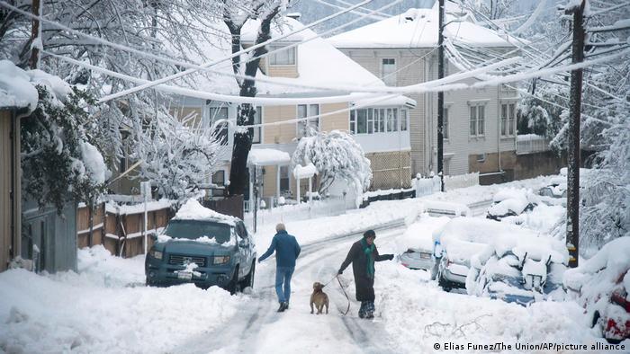El gobernador Newsom decreta estado de emergencia en 13 condados por las tormentas de invierno