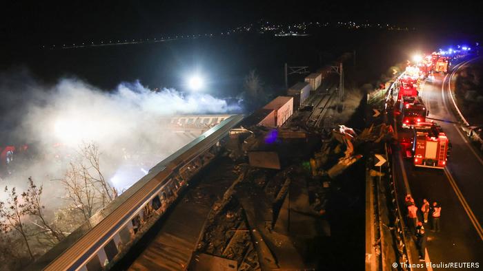 Al menos 36 muertos en accidente de tren de pasajeros en Grecia