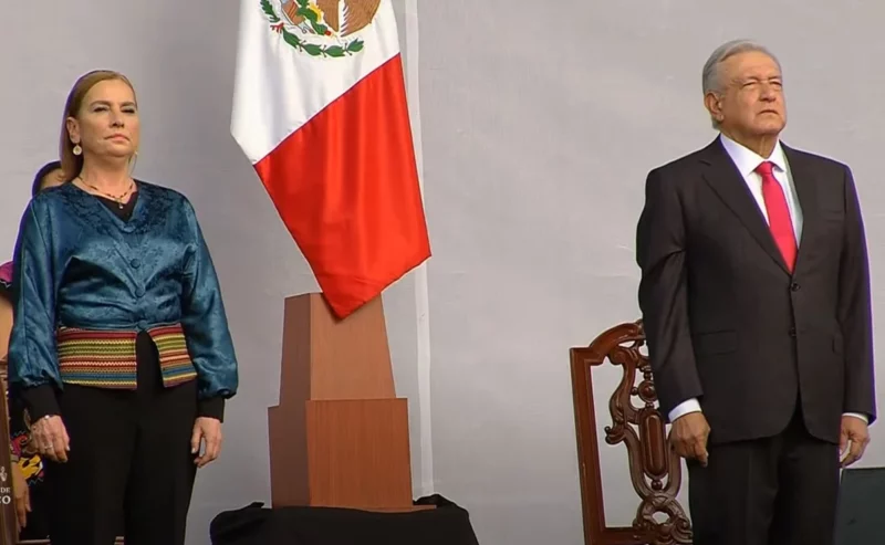Video: AMLO rinde homenaje a Carlos Payán, fundador de La Jornada; un minuto de silencio en el Zócalo repleto