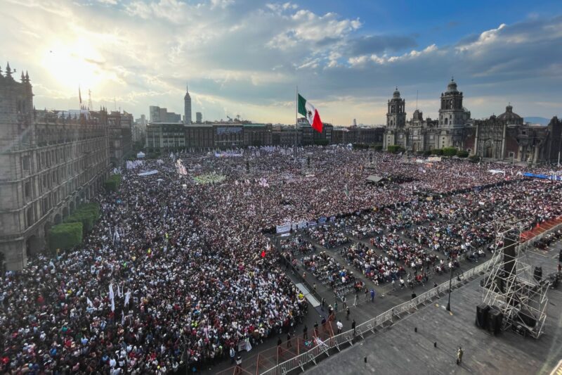 Videos: “México no es protectorado de EU”, dice AMLO ante un Zócalo pletórico