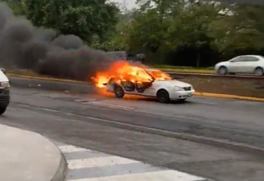 Videos: Auto en llamas, rápido y sin chofer recorrió una avenida de San Pedro, en Nuevo León