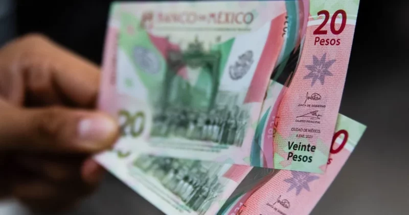 El dólar rasca piso de 18. El “Súper peso” mexicano tiene su mejor bimestre en una década; ayuda acuerdo con Tesla
