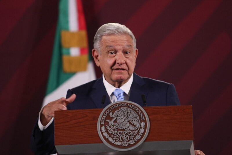 Recibe AMLO a Congresistas de EU en Palacio Nacional. En mensaje de Twitter recuerda que México es nación soberana e independiente no colonia de ese país