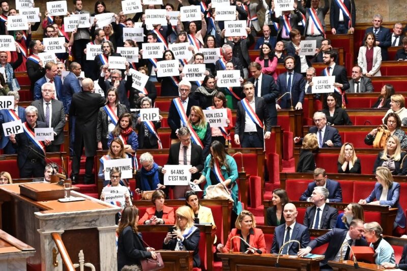 Sobrevive Macron a moción de censura opositora contra reforma de pensiones