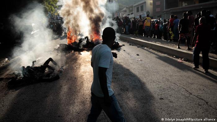 Una turba lincha y quema vivos a trece presuntos pandilleros en Haití