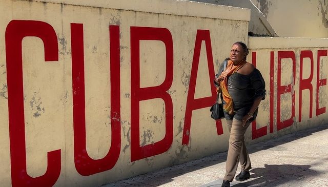 Autoriza Cuba la bancarización del dólar estadunidense