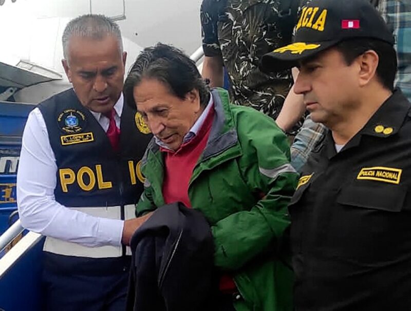 Extraditado de EU, el ex presidente peruano, Alejandro Toledo, fue detenido al ser acusado de sobornos de Odebrecht