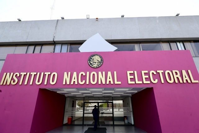 Oposición secuestra color rosa del INE para atraer electores en los comicios del 4 de junio