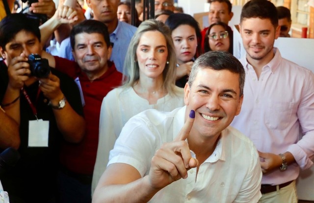 Santiago Peña se proclama vencedor de elecciones presidenciales en Paraguay