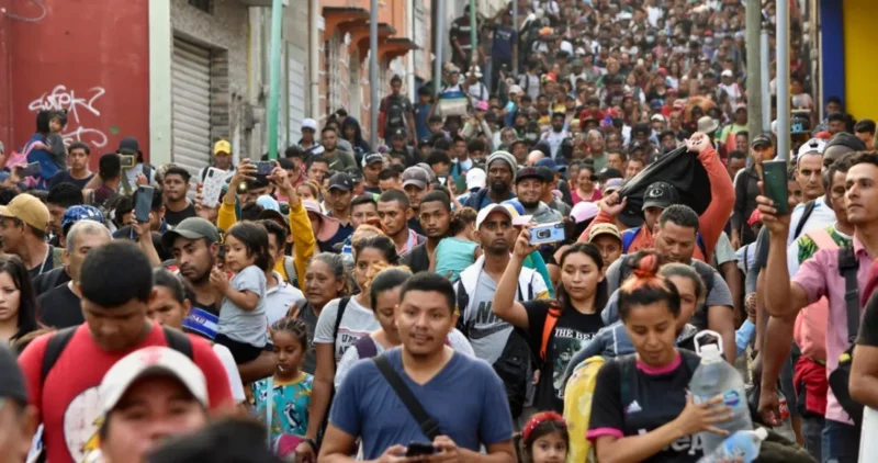 Unos 3 mil migrantes inician caravana de Tapachula, Chiapas, para exigir justicia por incendio en Cd. Juárez