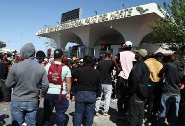 Cierran el cruce fronterizo Ciudad Juárez-El Paso por concentración de migrantes