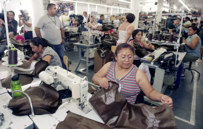 Pagan a costureras de Los Angeles diez veces menos que el salario mínimo