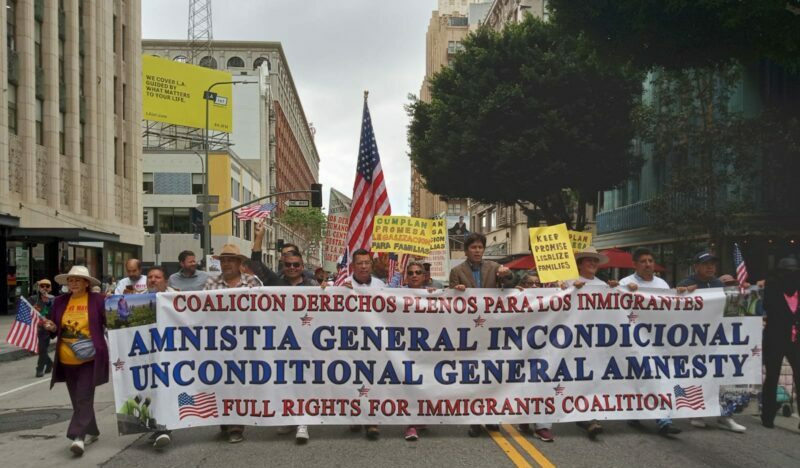 Videos: En el Día del Trabajo, migrantes marchan en el centro de LA para exigir legalización