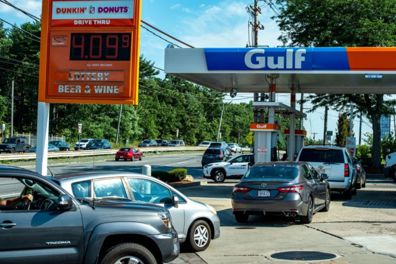 Continúa bajando el precio de la gasolina en Los Angeles y Orange