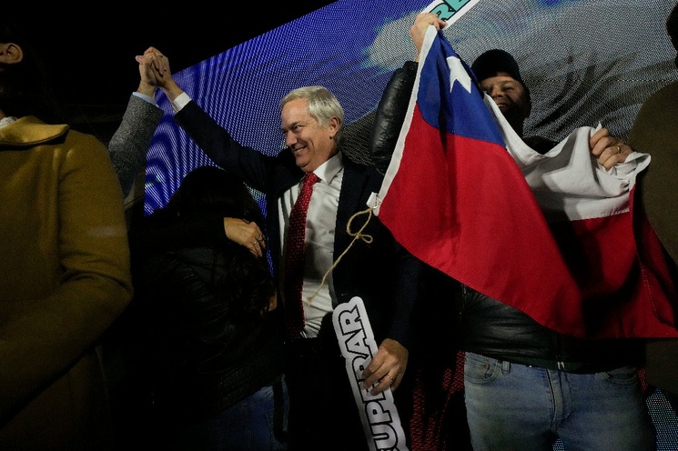Arrasa derecha en elección de consejeros constitucionales en Chile