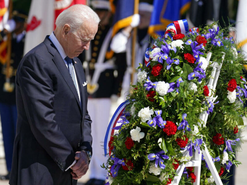 Biden conmemora el Día de los Caídos elogiando el sacrificio de las tropas