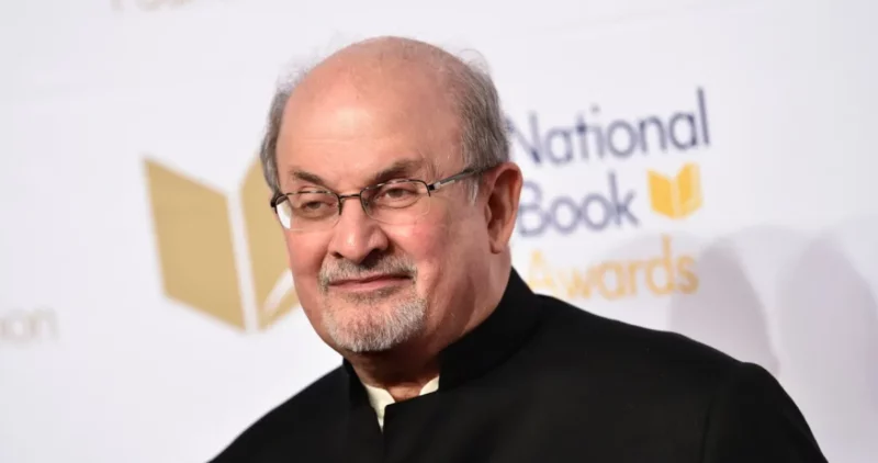 Bibliotecas y libros en las escuelas de EU son atacadas de manera extraordinaria, denuncia el escritor Salman Rushdie