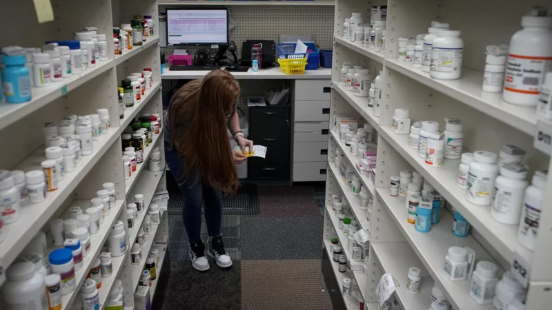 EU padece escasez récord de medicamentos, revela The New York Times