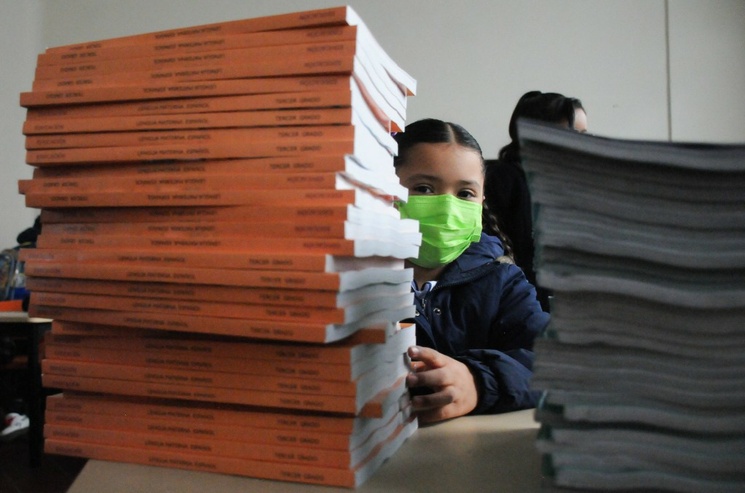 Jueza condiciona impresión de libros gratuitos en México