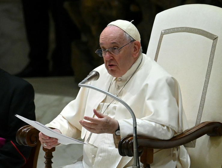 El Papa insta a los países a gestionar oleadas de migrantes