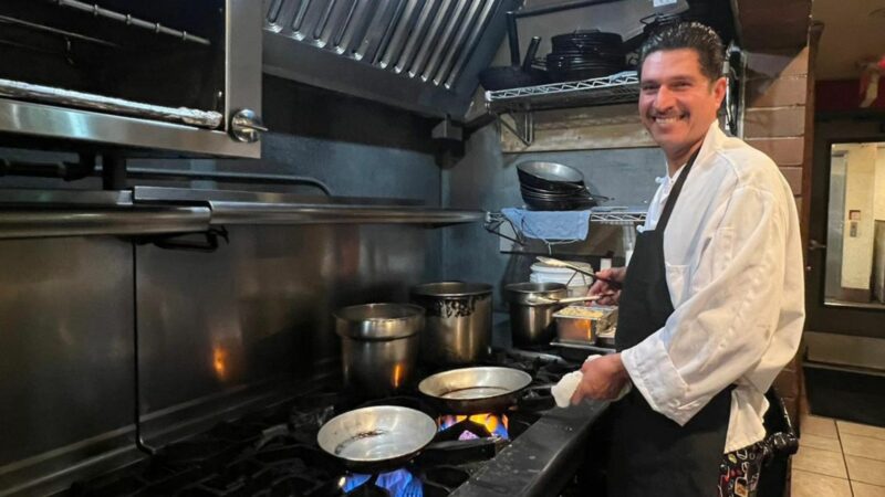 Mexicano compra el restaurante al que llegó hace 27 años buscando trabajo en California