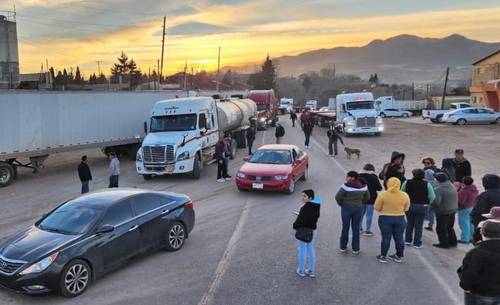 Mineros bloquean carretera en Sonora en protesta por cerrazón del empresario Germán Larrea para resolver huelga de 16 años en Cananea; miles de afectados