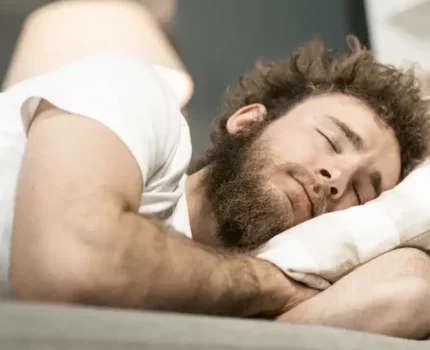Personas que duermen siestas son más sanas, afirma estudio