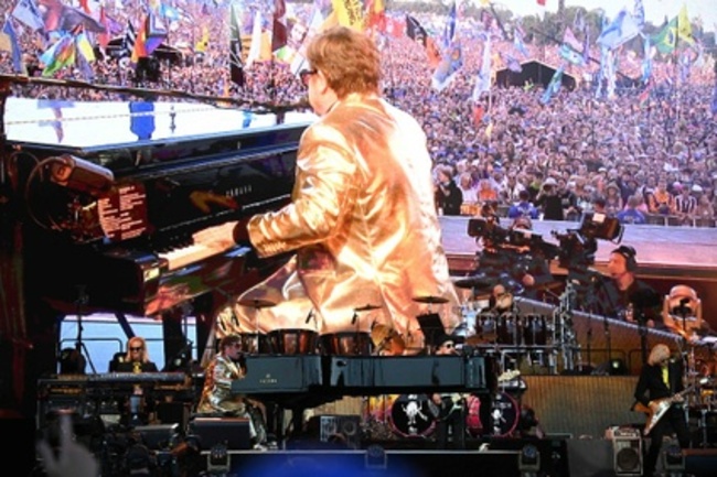 Video: Más de cien mil espectadores en el concierto de Elton John en el festival de Glastonbury