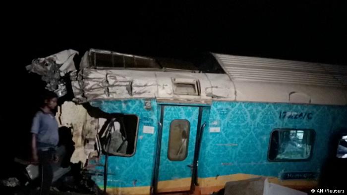 Al menos 120 muertos y 850 heridos tras choque de trenes en la India