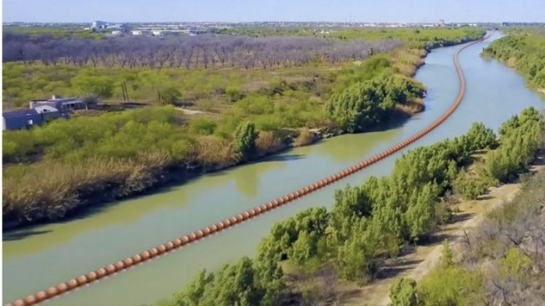 Crece el rechazo al “muro acuático” instalado por Texas en río fonterizo con México para impedir el paso de migrantes
