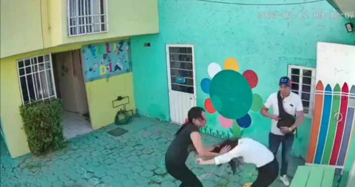 VIDEO FUERTE: Padres que golpearon a maestra en kínder de Cuautitlán son detenidos