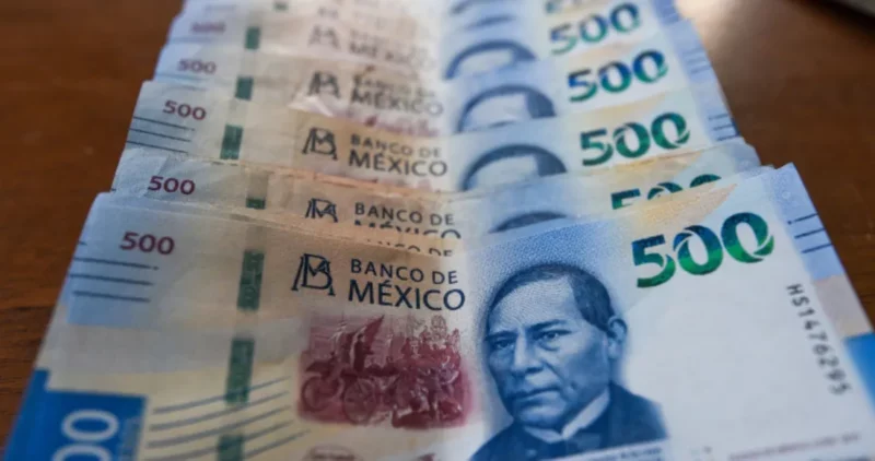 Bolsa Mexicana de Valores y el peso logran ganancias récord en julio. La moneda mexicana cerró en 16.74 por dólar, el mejor registro de los últimos 5 años