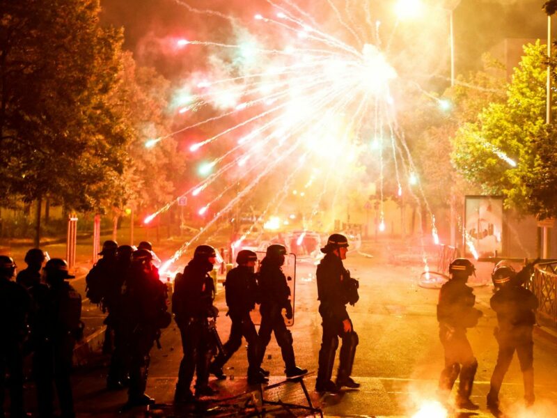 Más de 700 detenidos y 45 agentes heridos tras quinta noche de disturbios en Francia