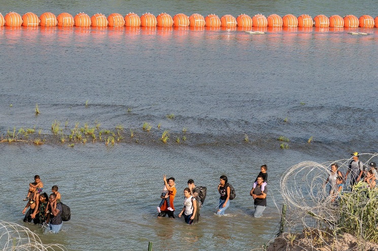 El muro flotante en el río Bravo, ilegal e inhumano: Biden