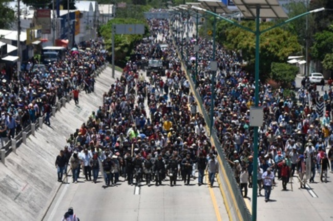 Videos: Se rompe diálogo en Guerrero; reinicia bloqueo en Autopista del Sol