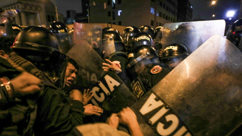 Videos: La policía peruana reprime a manifestantes y la presidenta Boluarte pide perdón por la muerte de 70 de ellos