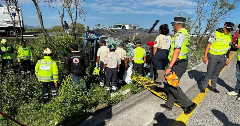Un autobús vuelca en la autopista México-Querétaro; reportan 7 muertos y 13 heridos