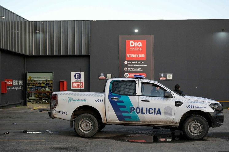 Videos: Cunde el saqueo de supermercados y tiendas de ropa en Buenos Aires