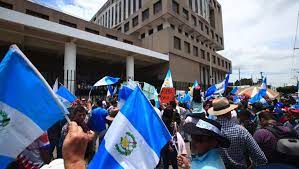 Manifestantes piden la renuncia de la Fiscal General de Guatemala, Consuelo Porras, y de dos fiscales