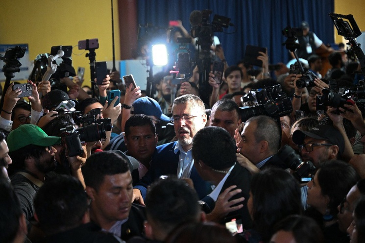 Bernardo Arévalo, perseguido por la Fiscalía, es electo presidente de Guatemala